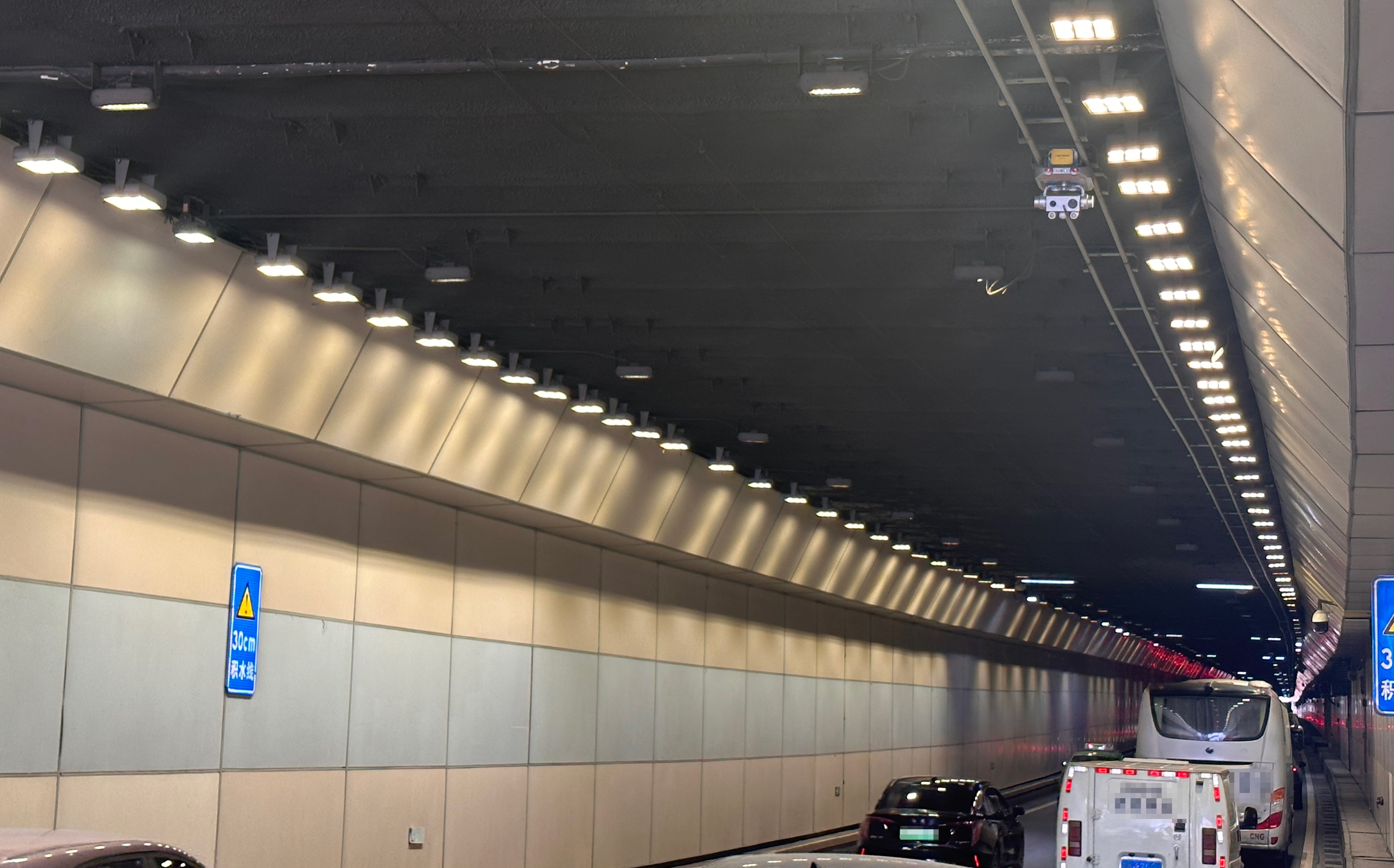 成都首套公路隧道智能巡检机器人